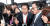 SK텔레콤 박정호 사장(오른쪽 세번째)과 삼성전자 고동진 사장(두번째)이 26일(현지시간) MWC 2018 전시장의 삼성전자 부스를 둘러보고 있다. [뉴스1]