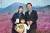 25만번째 달성군민이 된 홍군표씨 아내 서경애씨(왼쪽)와 김문오 달성군수 . [사진 달성군]