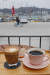 종포항에 자리한 커피 맛 좋은 카페 &#39;달콤&#39;. 왼쪽은 플랫화이트, 오른쪽은 르완다 버번 드립커피.