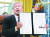 도널드 트럼프 미국 대통령이 지난 1월 23일(현지시간) 백악관에서 한국산 세탁기 등에 ‘관세폭탄’을 매기는 통상법 201조 세이프가드(긴급수입제한조치) 서명식을 마치고 이를 공개하고 있다. 
