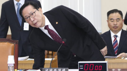 정치권의 '송영무 딜레마'…한국당은 동정, 민주당은 전전긍긍