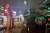 28일 오후 서울 마포구 홍익대학교 정문 앞에서 마포구 구민들이 제작한 &#39;평화의 소녀상&#39;이 학교 측 관계자들에 의해 설립 예정지였던 홍익대 앞 공원으로의 접근을 제지 받고 있다. [뉴스1]