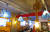 돌문어상회는 항구에서 주워온 어구로 실내를 꾸몄다. 식당에는 젊은 여행객이 많다. 