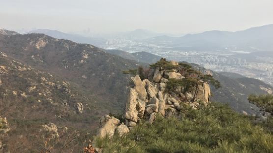 [더,오래] 바위의 장엄함이 제대로 느껴지는 갓 모양의 산 