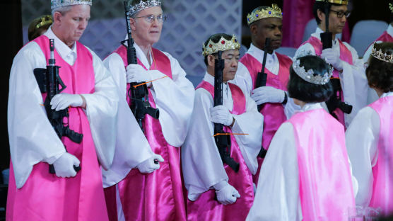[서소문사진관] 반자동 소총 들고 합동결혼…한인 목사 교회에 美 발칵