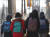반짝 추위가 찾아온 2일 오전 개학을 맞은 서울 송파의 한 초등학교 학생들이 두꺼운 옷차림으로 등교하고 있다. [연합뉴스]