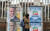 지난달 21일 이탈리아 나폴리에서 한 시민이 총선 포스터 앞을 지나고 있다. 왼쪽은 오성운동, 오른쪽은 베를루스코니 전 총리가 이끄는 우파 연합의 포스터다. [로이터=연합뉴스]