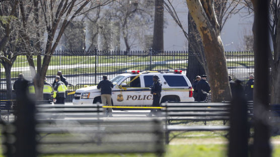 ‘총기논란’ 뜨거운 백악관 앞마당서 권총 자살… 트럼프 대통령은?