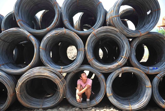 중국 센양 철강도매시장의 한 직원이 제품더미 사이에서 휴식을 취하고 있다. 중국의 과잉생산 구조가 철강 무역전쟁을 야기했다는 지적이다. [EPA=연합뉴스]