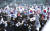 대한애국당 집회 참가자들이 1일 오후 태극기와 성조기를 들고 서울역에서 집회를 마친 뒤 광화문로터리 방향으로 행진하고 있다.