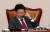 권성동 법사위원장이 2월 28일 국회에서 열린 법사위원회 전체회의에서 심각한 표정으로 전화 통화를 하고 있다. [사진 연합뉴스]