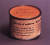 피에로 만조니의 1961년 작품 '예술가의 똥'. 이 안에 든 것은 만조니의 대변이다. 자신의 똥을 90개의 작은 깡통에 밀봉하여 출품했는데, 만조니가 제작했다는 서명과 함께 시리얼넘버를 매겼다. [사진출처 나무위키]