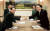 김만복 전 국정원장(왼쪽)이 지난 2007년 8월5일 북한 김양건 통일전선부장과 두번재 남북정상회담에 대해 합의한후 합의서를 교환하고 있다.[중앙포토]