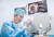 비앤빛 강남밝은세상안과 이인식 대표원장(왼쪽)이 50대 남성 환자에게 레이저를 이용한 다초점 백내장 수술을 집도하고 있다. 프리랜서 김동하