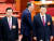 5일 중국 베이징 인민대회당에서 열린 전국인민대표대회(전인대)에 참석한 시진핑 국가주석(오른쪽), 장더장 전인대 상무위원장. 두 사람 뒤로 왕치산 전 기율검사위 서기가 지나가고 있다. [로이터=연합뉴스]