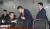 지난달 6일 열린 민주평화당 의원총회에서 김경진(가운데), 최경환 의원(오른쪽)이 박지원 의원과 인사하고 있다. [중앙포토]