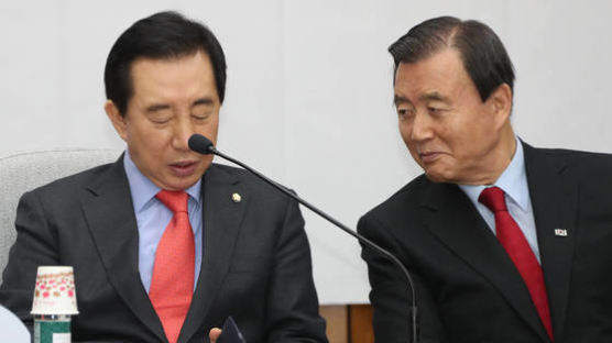 한국당 의원 “성추행 의혹자들·文대통령 만난 靑 출입기록 제출 거부”