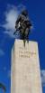 체 게바라 지하 무덤 위에 우둑 솟은 그의 동상. ‘승리의 그날까지(Hasta la victoria siempre)&#39;라는 쿠바 공산당 슬로건이 아래에 새겨져 있다. 그가 상전에 했던 말이기도 하다. 