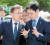 문재인 대통령과 긴밀한 대화를 나누고 있는 김경수 의원(오른쪽). [연합뉴스]
