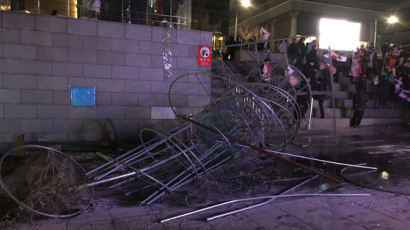 서울시, 광화문 촛불조형물 파손한 ‘태극기 시위대’ 경찰 고소
