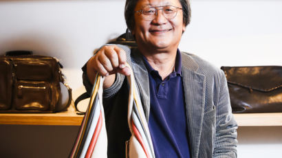 [이현의 글로벌 J카페] 美 명품백 30% 만든다, 억만장자 된 한국 '핸드백 왕'