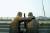 서울 마포대교에 세워진 자살 예방 동상. 지인이 자살을 고민하는 사람을 위로하고 격려하는 모습을 묘사했다. [중앙포토]