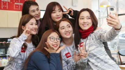 ‘인기절정’ 여자컬링팀, ‘청소기’ 이어 ‘의성마늘햄’ 모델 낙점
