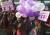 네팔 여성들이 8일 세계여성의 날을 기념하는 피킷을 들고 거리행진을 하고 있다. [AFP=연합뉴스]