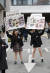 숙명여대 연합봉사 동아리 &#39;숙명로타랙트&#39; 학생들이 활동사진을 들고 부원모집을 하고 있다. 우상조 기자