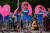 7일(현지시간) 중국 하이난성에서 전통복장을 한 여성들이 여성의날 기념 사전행사에서 춤을 추고 있다. [로이터=연합뉴스]