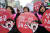 세계여성의 날인 8일 여성근로자들이 서울 광화문광장에서 &#39;3시 STOP&#39; 조기퇴근시위를 벌이고 있다. 최정동 기자 