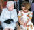 리차드 퀸의 패션쇼를 찾은 엘리자베스 2세 여왕(왼쪽). 미국 &#39;보그&#39; 편집장인 안나 윈투어와 함께 쇼를 관람했다.