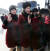 북한 응원단이 7일 오후 강원도 인제로 이동하던 중 가평휴게소에 도착해 휴식 시간을 가졌다 . 응원단원들이 버스로 이동하며 취재진에게 손을 흔들고 있다. [뉴스1]