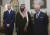 7일 영국 런던에 있는 왕세자 집무실 클라렌스 하우스에서 윌리엄 왕자(왼쪽), 무함마드 빈살만 사우디아라비아 왕세자(가운데), 찰스 왕세자가 만찬 전 기념촬영을 하고 있다. [AP=연합뉴스]