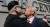 김정은 북한 노동당 위원장과 도널드 트럼프 미국 대통령의 닮은꼴인 하워드(왼쪽)와 데니스가 지난해 1월 25일 홍콩 미국 영사관 앞에서 키스하는 모습을 연출하고 있다. [AFP=연합뉴스]