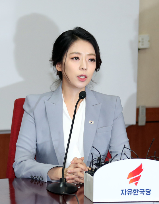 배현진 전 MBC 앵커가 9일 자유한국당 영입인사 환영식에 참석해 소감을 밝히고 있다. 변선구 기자