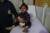 지난 3일 시라아 동구타 지역의 마을 두마에 있는 한 병원에서 공습으로 부상을 입은 어린 아이가 울고 있다. [EPA=연합뉴스] 
