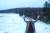스노보드 국가대표 이상호 선수(위 사진)가 훈련했던 배추밭 슬로프를 배경으로 은사 김양래 전 정선군스키 협회 회장이 만세 포즈를 취하고 있다.