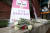 세계 여성의 날인 8일 오후 서울 명동 YWCA회관 앞에서 한국YWCA연합회원들이 미투 운동 동참을 뜻하는 검정, 보라색 의상과 스카프, 장미를 손에 들고 &#39;3.8 여성의 날 기념 미투운동 지지와 성폭력 근절을 위한 YWCA 행진&#39;을 하고 있다.