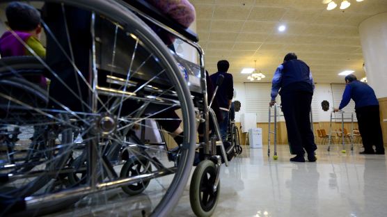 병원·시설 대신 지역사회가 노인·장애인 돌본다…내년부터 확대