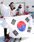 평창패럴림픽에서 한국의 첫 메달을 따낸 신의현(앞)이 배동현 선수단장과 함께 기뻐하고 있다. [장진영 기자]