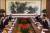시진핑 주석이 지난해 5월 아베 신조 일본 총리의 친서를 갖고 방중한 니카이 도시히로 일본 자민당 간사장 일행과 면담하는 장면. 서로 대등한 위치에서 마주 앉은 모습이다. [중앙 포토]