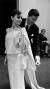 1956년 오드리 헵번의 드레스를 피팅하고 있는 모습. [중앙포토]