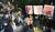12일 일본 도쿄 총리 관저 앞에서 &#39;내각 총사퇴&#39;를 촉구하는 시민들의 항의 집회가 열렸다. [교도=연합뉴스]