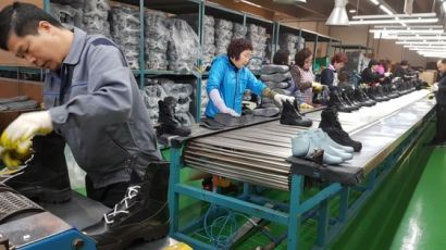 22년 만에 중국 공장 철수···부산 돌아온 신발회사, 왜?