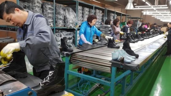 22년 만에 중국 공장 철수···부산 돌아온 신발회사, 왜?