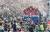 전국 최대의 벚꽃 축제인 진해군항제가 오는 4월1~10일 경남 창원 진해구에서 진행도니다. 지난해 경화역에서 함박눈처럼 흩날리는 벚꽃을 즐기는 사람들의 모습. [중앙포토]