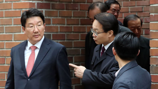 ‘피의자’ 이명박 만난 국회 법사위원장?…권성동 처신 논란