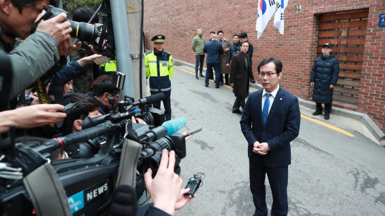 [서소문사진관]김영우 의원 등 MB 자택부터 검찰까지 동행