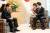 서훈 국정원장과 아베 총리(오른쪽)가 13일 도쿄 총리 관저에서 방북·방미 성과에 관해 이야기하고 있다. 면담에서 사용된 두 의자의 모양과 높이가 같다. [로이터=연합뉴스]